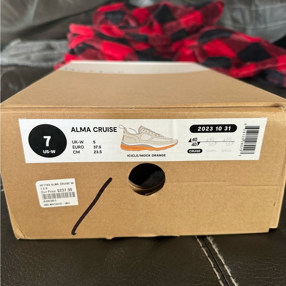 Women’s brand new running shoes - Picture 2 of 4